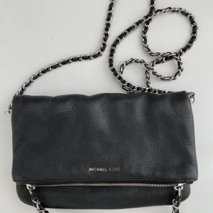 Michael Kors väska - Liten svart väska från Michael kors med krossbody band! Använd men i väldigt bra skick :)