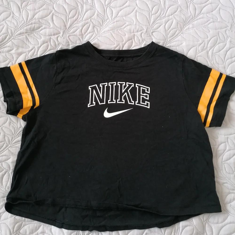 Svart nike skjorta för sport, även om det är storlek XL är det ganska litet, det är som storlek M . T-shirts.