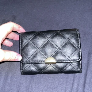 Don Donna plånbok - En liten plånbok som får plats i fickan och i din väska. Har aldrig används men köptes för ett halv år sen. 7 stycken korthållare, en till småmynt och såklart en för dina sedlar. Köpte den för 200 förut och kan tänka mig att gå ner i pris ifall det är så.