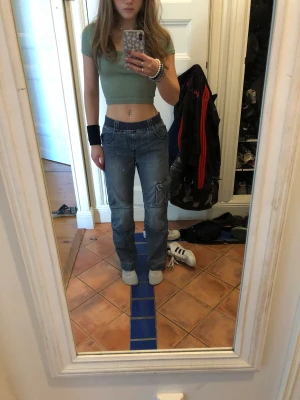 Jeans - Ett par jeans med ficka på sidan av benen 