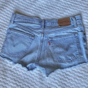 Blåa Levis shorts - Levis shorts i bra skick, har själv aldrig använt dom💗köpta på Sellpy men var tyvärr för små