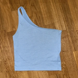 Ljusblåt linne  - Ett fint ljusblått linne från ginatricot. Säljer för den har blivit för liten.