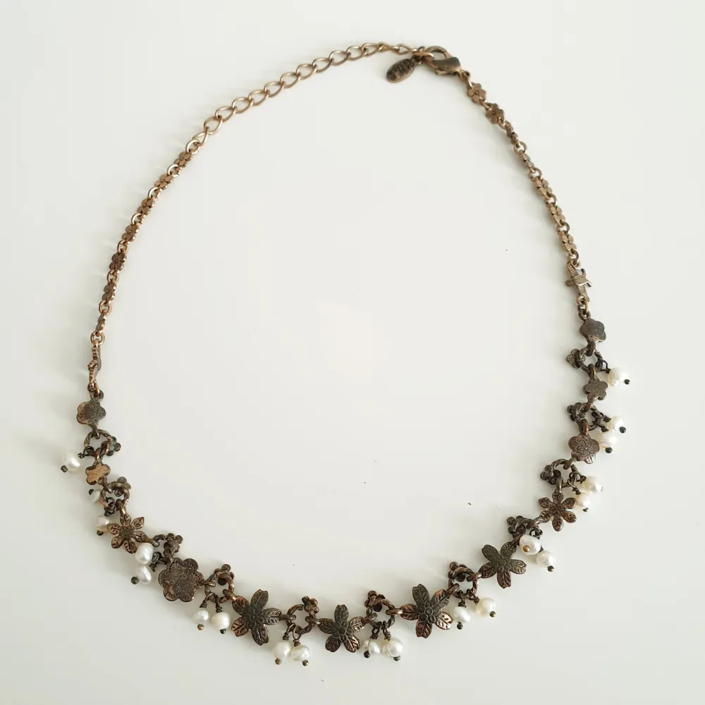 đžFĂRST TILL KVARNđž En av mina absolut favoriter. Super gulligt och unikt halsband frĂ„n danska mĂ€rket Pilgrim. Har fina krĂ€mvita blommor och pĂ€rlor, smĂ„ kristaller och fĂ„glar. Perfekt för cottagecore eller fairycore. 145kr +frakt. Asusteet.