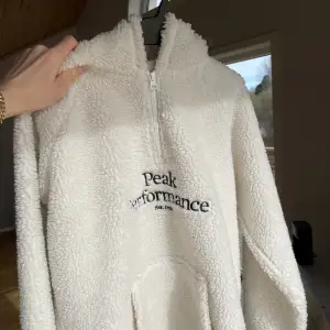 Säljer min som nya peak hoodie. Säljer för den inte kommit till användning på länge. Väldigt fräsh, inga fläckar. Svår att få tag på, säljs 400kr
