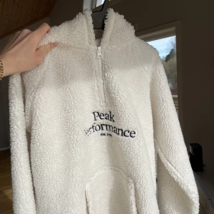 Peak hoodie - Säljer min som nya peak hoodie. Säljer för den inte kommit till användning på länge. Väldigt fräsh, inga fläckar. Svår att få tag på, säljs 400kr
