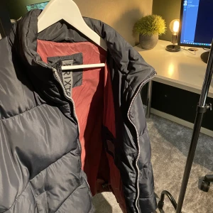 Vinterjacka Brixtol textiles  - Mörkblå vinterjacka  Storlek L  Sparsamt använd 