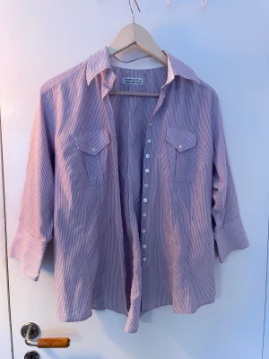 Lila-randig Skjorta - En lila-vit-randig vintage skjorta perfekt till sommaren🌺Stl 40 men passar xs-m