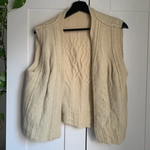 Stickad väst - Stickad beige väst, köpt second hand så märke oklart (skulle uppskatta M/L)💛 säljer pågrund av att den inte kommit till användning!