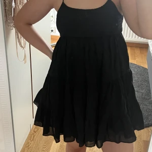 Klänning Zara - Säljer denna superhärliga klänning från Zara! Jättebra skick och knappt använd alls 😊120kr inklusive frakt! OBS säljer en likadan i svart!