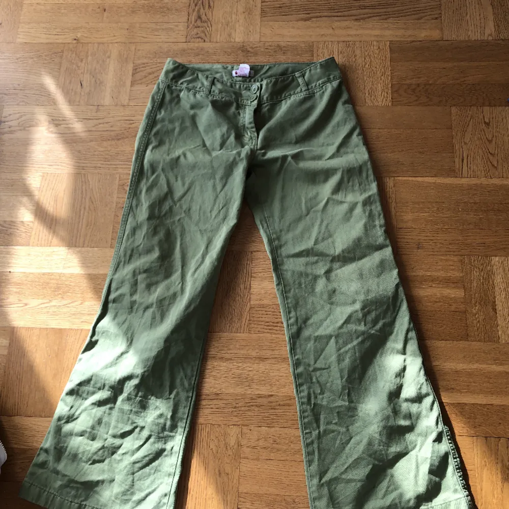 Gröna byxor med fickor där bak . Jeans & Byxor.