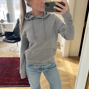 Grå hoodie - Grå hoodie från Lager 157