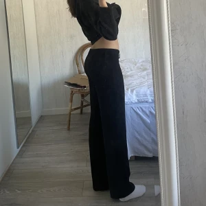 Lågmidjade kostymbyxor - Lågmidjade kostymbyxor från Nelly. Passar mig som är 178 cm 💖Hör av dig för fler bilder! 