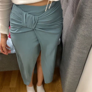 Kjol - Jätte fin kjol perfekt till sommaren från zara, storlek Xs och med dragkedja på sidan. Använd en gång🫶🏼🫶🏼