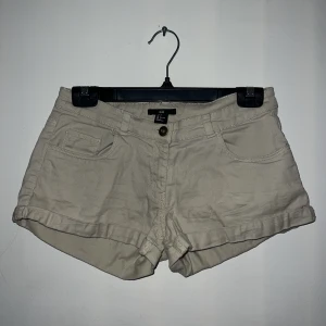 Shorts - Shorts från H&M i storlek S/36. Fint skick.