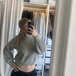 Stickad tröja  -  Beige/grå stickad tröja, kroppad❤️Använd fåtal gånger 