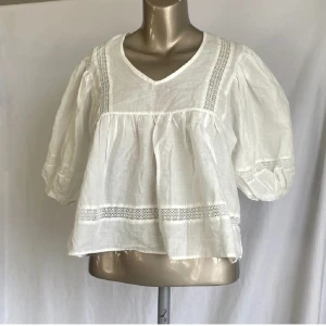 Topp - Säljer denna söta linne toppen som inte har kommit till användning💞