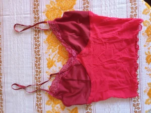 Nattlinne/topp - Ett rött fint nattplagg. Väldigt tunnt och fint tyg, tyvärr för liten för mig.