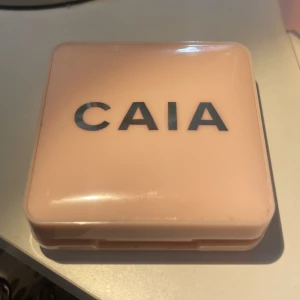 Caia blush - Använd några gånger. Skickas i sin förpackning som den kom i. Använder endast köp nu. Färgen Wild Strawberry