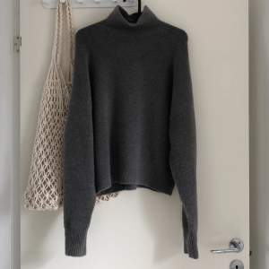 Jättemysig poloneck tröja från zara💕 Superskönt material!! Har dock tyvär inte kommit till användning så därav säljer jag den☺️
