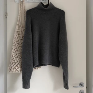 Stickad sweater zara - Jättemysig poloneck tröja från zara💕 Superskönt material!! Har dock tyvär inte kommit till användning så därav säljer jag den☺️
