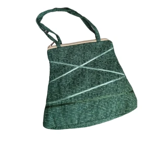 Handgjort väska  - Otroligt handgjort fina väska. Väskan i bra skick. Material: gobeläng. Ny