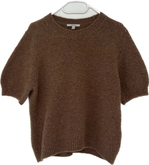 Alpaca/merino tröja från Dagmar! - Camel/brun kortärmad stickad tröja från Dagmar i alpaca/merino wool/recycled polyamide blend i strl L! Jag har strl XS i vanliga fall men denna är najs att ha oversized! Använt några ggr, men i princip i nyskick. Säljs fortfarande i butik! Nypris 2200kr