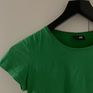 Grön t-shirt - Ärtgrön t-shirt, använd fåtal gånger