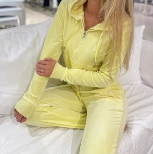 Juicy couture  - Storlek s i båda tröja & byxor.  Användt 1-2 gånger 