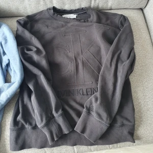 Calvin Klein - Varm Calvin Klein tröja, tröjan är använd få gånger. Storlek M Väldigt billigt pris. Köpt för 1200