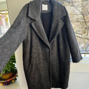 Grå kappa - Säljer min fina kappa från mango. Storlek M. I skick som ny då den inte är använd mycket. Varm och mysig. Priset kan diskuteras vid snabb äffar. Ordinarie pris 1000kr. 