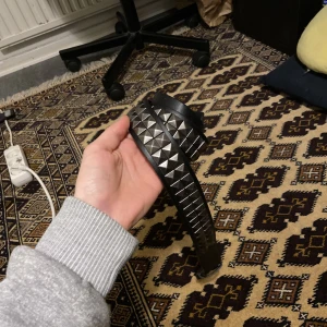 Nitbälte - Nitbälte med två rader. Alla nitar sitter kvar. Längd ca 106 cm