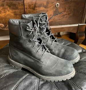 Timberland 6inch premium black, kängor. Perfekta för vårvintern! - Säljer ett par Timberland-kängor, dammodell men passar även herr/unisex. Storlek w10=41,5. De är i mycket fint skick! Endast använda fem ggr . Köptes i vintras för 2300kr. 