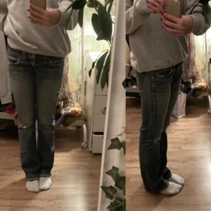 True religion jeans - (LA UPP IGEN) Säljer dessa assnygga true religion jeans, perfekt nu till våren! Midjemått: 78 cm Innerbensläng: 74 cm. Kontakta för frågor och fler bilder! Kan diskutera om priset 💗