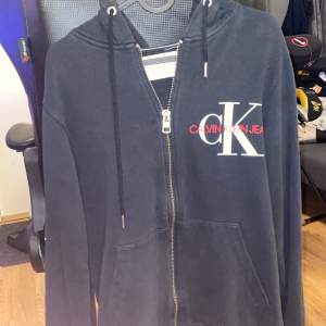 Säljer min Calvin Klein zip hoodie från deras premium kollektion då jag växt ur den Nypris 1399kr Köpare står för frakt
