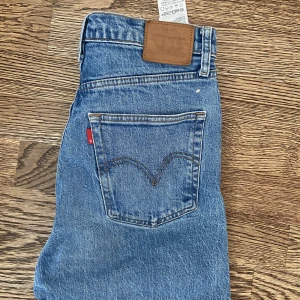 Levis jeans  - LEVIS RIBCAGE ANKELJEANS MED RAKA BEN. Storlek W30, passar mig som har storlek 38. Skulle också kunna passa någon med storlek 40. Angellånga på mig som är 170cm. 