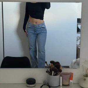 Jeans  - Säljer mina mid ljusblå jeans från Gina då jag har flera stycken. Jeansen är raka i modellen och sitter jättesnyggt!  Nypris 500kr säljer för 200🫶