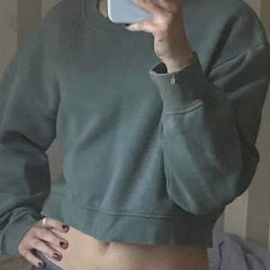 Grön tjock tröja  - Grön tjock tröja från zara som aldrig använts i storlek M💓