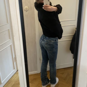 Low waist jeans - Köpta på second hand, jättefina, jag är 170cm! Står inte för frakten🤍