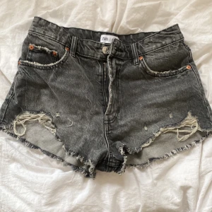 Jeans shorts  - Gråa jeansshorts från zara som är helt oanvända!! 