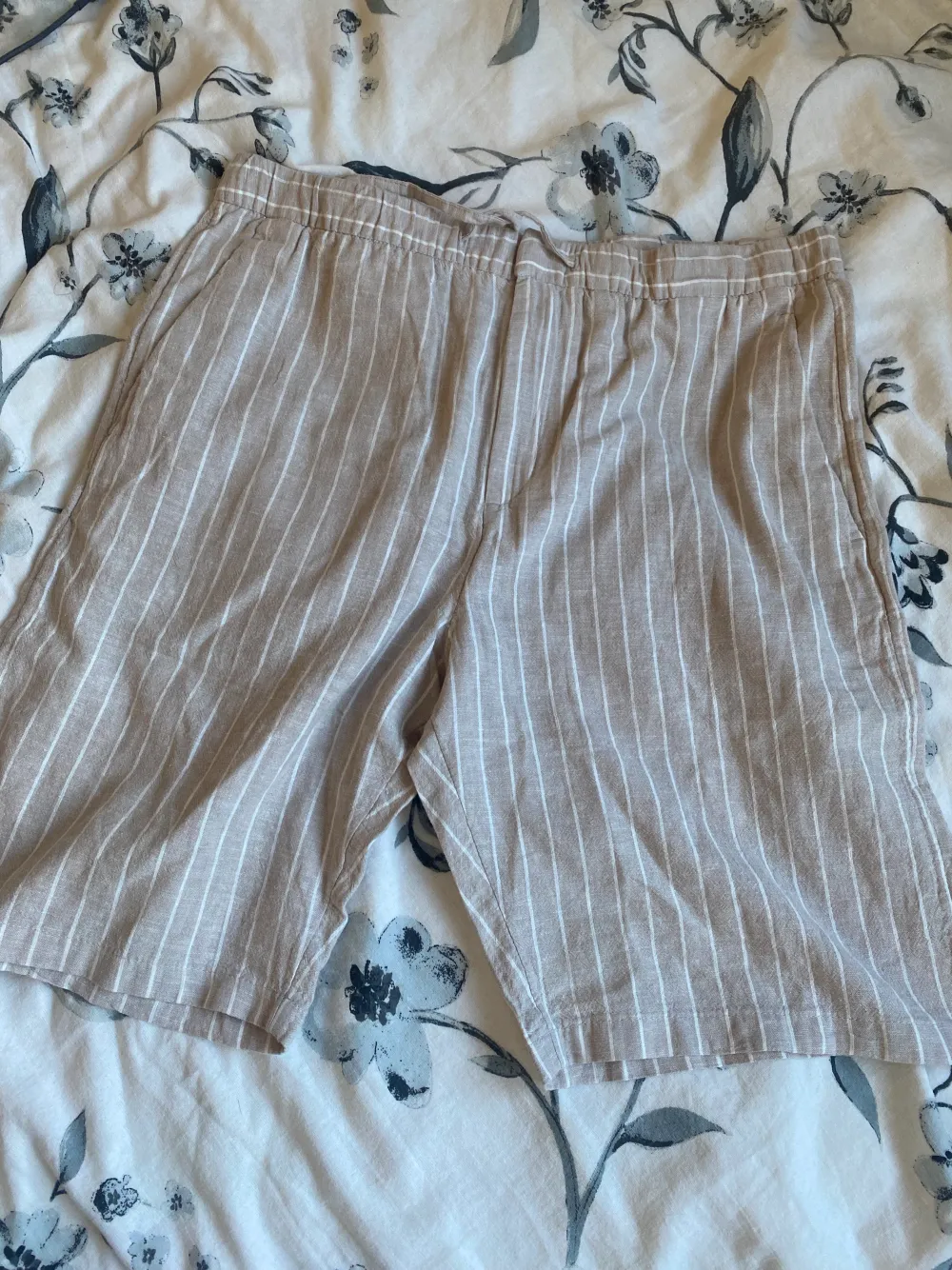 Helt oanvända linne shorts. beställde fel storlek men jätte skönt för sommaren. Shorts.