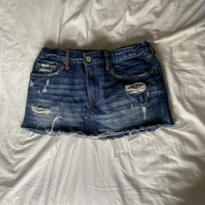 Mini jeans kjol - Jens kjol från abercrombie & fitch i storlek 27 men med resår i midjan som jag gort själv💕