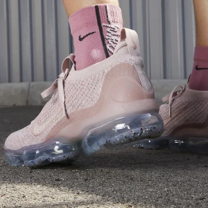 Nike vapormax - Nike vapormax nästan nya köpta för 2500, vid intresse kan jag skicka fler bilder  Storlek 39