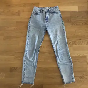 Raka jeans från NA-KD i superfin blå färg. Säljer dessa för att de har blivit lite tajta för mig i benen, annars true to size.