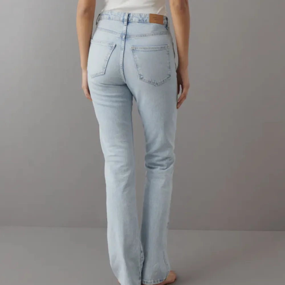 Säljer dessa snygga jeans från ginatricot . De är använda ca 3 gånger , modellen heter ” high straight tall jeans” skriv privat för fler bilder !. Jeans & Byxor.