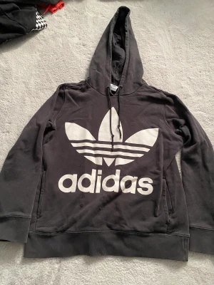 Tröja  - Svart adidas tröja, använd ganska många ggr men är i bra skick och de finns inga hål osv. Tror den är i storlek S. Skriv om ni har frågor och pris kan diskuteras :)