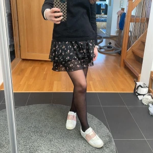 Svart blommig kjol - Världens gulligaste svarta kjol med söta blommor, perfekt till sommaren!! Storlek Xs men sitter lite större🤍🙌🏼