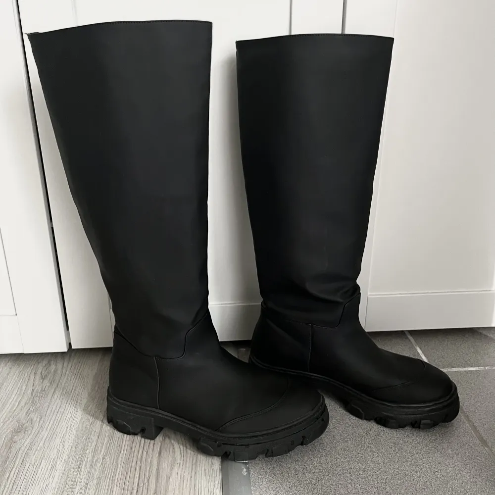 Sparsamt använda boots, som nya! Säljer då de inte kommer till användning. Normala i storleken. . Skor.