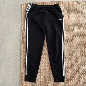 Adidas mjukisbyxor - Adidas mjukisbyxor i mycket fint skick, storlek L 