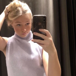 Stickad lila topp 💜 - Jättesöt stickad topp från zara med polokrage💜 knappt använd💜storlek M men sitter såhär på mig som brukar ha S.