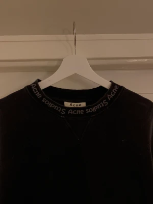 Acne Studios Sweatshirt - Acne Studios sweatshirt med text runt halsen. Bra kvalitet på plagget, en liten  lagning i höger ärm men ej synlig. Storlek är S oversized - mer som L i vanlig storlek 